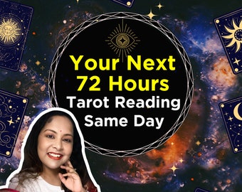 Puede incluir: Una mujer sonríe a la cámara frente a un círculo negro con el texto "Your Next 72 Hours Tarot Reading Same Day" en amarillo. El fondo es un patrón de galaxia con estrellas y planetas en tonos azules, naranjas y morados. Hay cartas del tarot esparcidas alrededor del círculo.