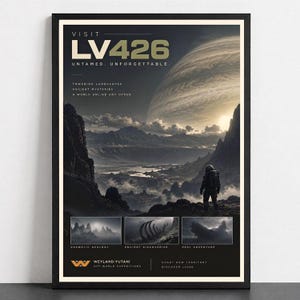 Op de afbeelding: Een ingelijste reisposter voor LV426 met een donker, rotsachtig buitenaards landschap en een grote planeet aan de hemel. Een astronaut staat op de voorgrond. De tekst bevat VISIT LV426, UNTAMED. UNFORGETTABLE en WEYLAND-YUTANI OFF-WORLD EXPEDITIONS.