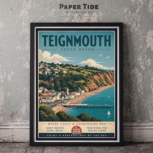 Pode incluir: Um cartaz de viagem emoldurado intitulado TEIGNMOUTH SOUTH DEVON apresentando uma paisagem costeira com uma cidade, um longo cais estendendo-se na água azul e colinas verdes. O texto diz WHERE COAST & COUNTRYSIDE MEET, SANDY BEACHES, SCENIC WALKS, TRADITIONAL PIER, SEASIDE CHARM.
