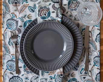 Tafelloper van blauw katoenen canvas met bloemenprint: tafeldecoratie lente