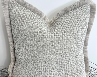 Lyxig kudde med beige fransar, örngott i sammet med bouclé-struktur, fjäderinlägg som tillval - Handgjord - Stil 168