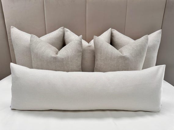 Ein Luxus-Satz von 6 beige Kissen für Kingsize- oder Doppelbett, beige Kissen-Set, beige Kissenbezüge für Bett, Sofa & Stühle-The Couture Kissen