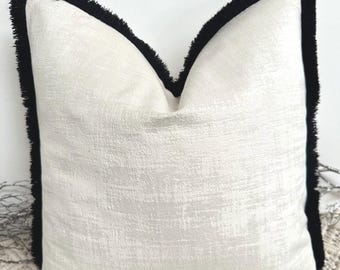 Stil Nr. 133 - Luxus Elfenbein weicher strukturierter Samt mit Fransen in schwarzem Kissen Kissenbezug für Sofa Bettüberwurf Set - Von The Couture Kissen