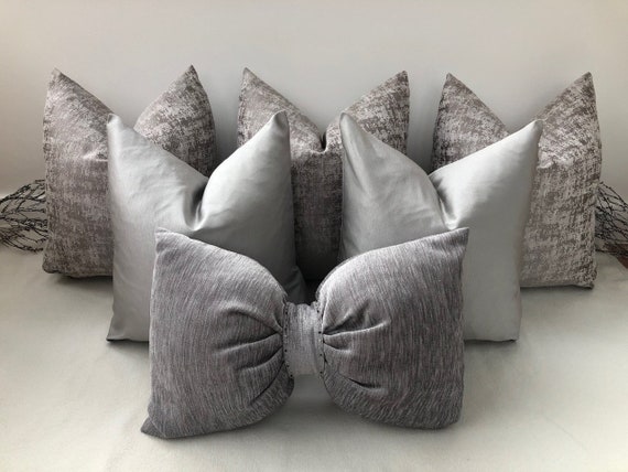 Un juego de 6 fundas de cojines para cama, sofá y sillas en gris Greige  silver - The Couture Cushion No. 64