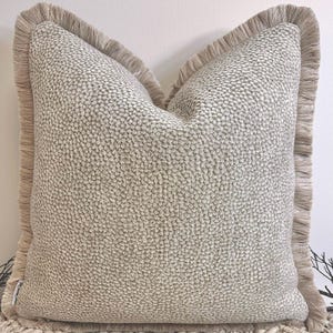 Cojín de lujo color beige con flecos, funda de almohada de terciopelo bouclé, relleno de plumas opcional - Hecho a mano - Estilo 9