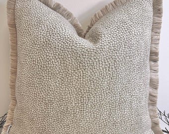 Lyxig kudde med beige fransar, örngott i sammet med bouclé-struktur, fjäderinlägg som tillval - Handgjord - Stil 9