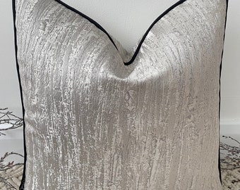 Estilo No. 1 - Funda de almohada de cojín brillante con efecto jacquard gris plateado texturizado de lujo para sofá cama - De The Couture Cushion