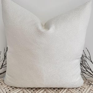 Style No. 182 - Luxus ivory Kissen, ivory Kissen, cremefarbenes Kissen, Handcrafted By The Couture Kissen