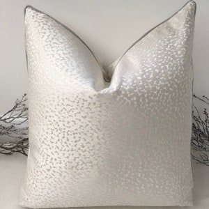 Style No. 20 - Luxuriöser elfenbeinfarbener gemusterter texturierter extra weicher Kissenbezug für Sofabett-Überwurf-Set - Handgefertigt von The Couture Pillow
