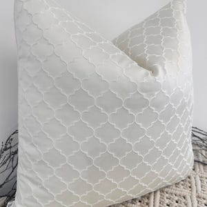 Style No. 209 - Luxus ivory Zierkissen, ivory farbenes Luxuskissen für Sofagarnitur oder Bettgarnitur, ivory Kissen handgefertigt von The Couture Pillow