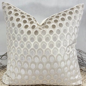 Stil nr 163 - Lyxigt elfenbensfärgat krämfärgat sammet med pebble-struktur och örngott för bäddsoffa - Från The Couture Cushion