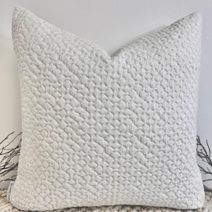 Weißes strukturiertes Luxuskissen, samtig strukturierter Boucle Designer-Stoff, auf Bestellung, anpassbar und mit Einsatzoptionen - Style 96
