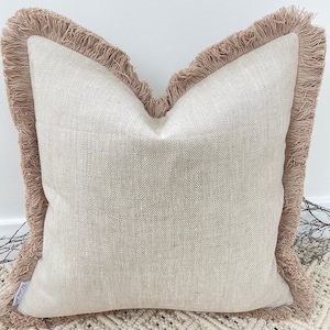 Natürliches Boho Leinen texturiertes Fransenkissen, Fransen in Tan, Kissenbezug für Sofa oder Bett, handgefertigt in Couture-Qualität - Stil 17