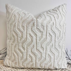 Luxuriöses Ivory Boucle-Kissen, maßgeschneidert und handgefertigt von The Couture Pillow, Optionen zum Hinzufügen von Paspel- oder Fransenfarben - Stil 106