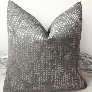 Styl nr 61 - Luksusowa poduszka w kolorze antracytowej szarości, spersonalizowana poszewka na poduszkę na sofę lub łóżko - ręcznie wykonana przez The Couture Cushion