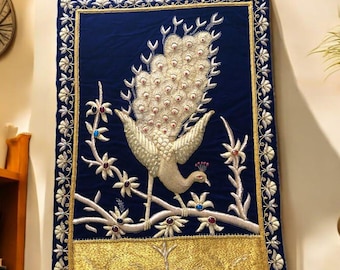孔雀のザルドジ宝石タペストリー | 手刺繍ベルベット壁掛け | 宝石付き