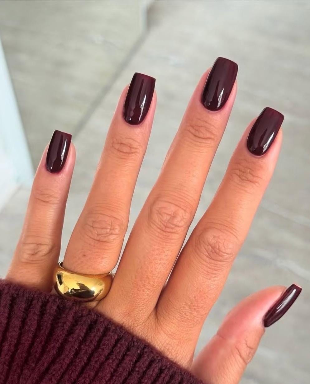Bordeauxrode kersenrode effen kleur korte kist luxe pers op nagels