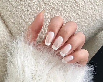 EVER NAIL / ネイルチップ ミルキーホワイトフレンチ クローム効果のミルキーホワイトとホワイトのフレンチミディアム丈