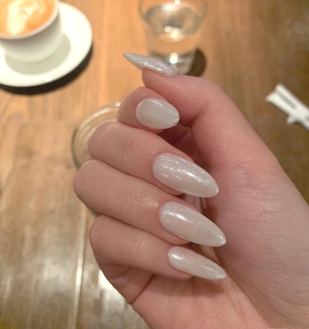 ホワイト アーモンド型ネイルチップ 光沢のある乳白色のきらめきが輝くアーモンド型の高級プレスオンネイル