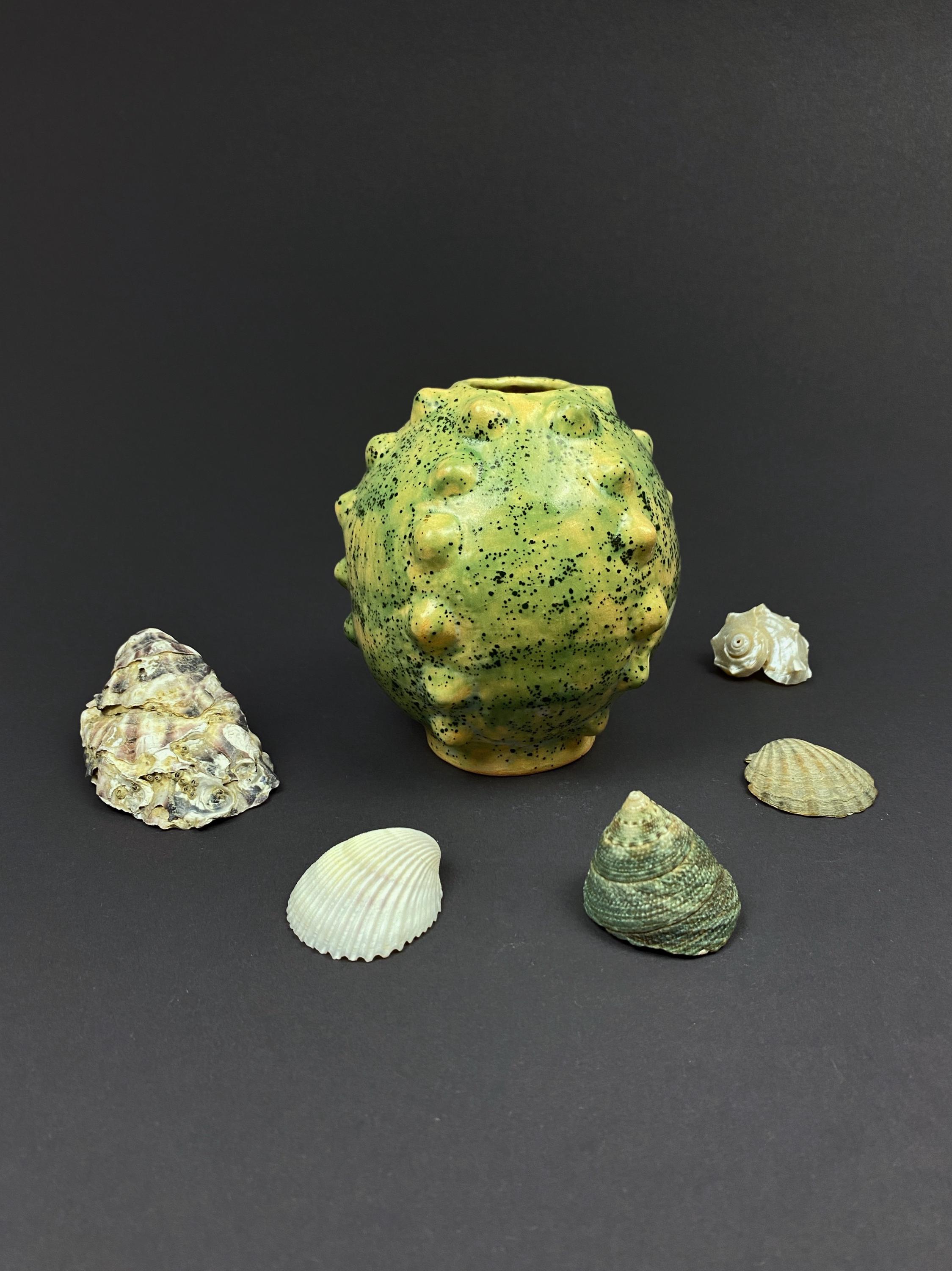 手作りの緑色の陶器の花瓶：苔のような釉薬の彫刻的な芸術作品 - Etsy 日本