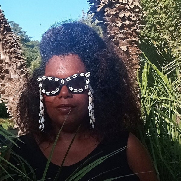 Auffällige schwarze, übergroße Cat-Eye-Sonnenbrille mit Kauri-Muschel-Akzenten – Brillen im afrikanischen Stil