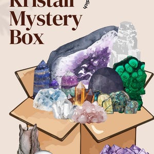 Könnte beinhalten: Eine braune Pappschachtel, überfüllt mit verschiedenen Kristallen und Edelsteinen, darunter Amethyst und Quarz. Die Box ist mit "Kristall Mystery Box" beschriftet, mit zusätzlichem Text. Eine dekorative Kristallkugel und andere Gegenstände sind ebenfalls vorhanden.