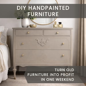 Puede incluir: Una cómoda pintada a mano de color gris claro con cuatro cajones y pomos dorados. La cómoda tiene tallas decorativas y está en un dormitorio. El texto de la imagen dice "DIY HANDPAINTED FURNITURE" y "TURN OLD FURNITURE INTO PROFIT IN ONE WEEKEND."
