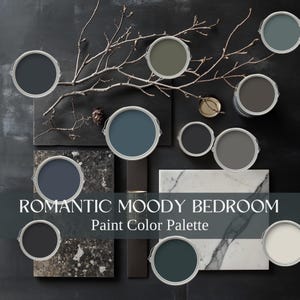 Puede incluir: Paleta de colores de pintura para un dormitorio romántico y melancólico. La imagen presenta varios botes de pintura pequeños en varios tonos de azul, gris y verde, dispuestos con elementos decorativos sobre un fondo oscuro. El texto "Romantic Moody Bedroom Paint Color Palette" está visible.