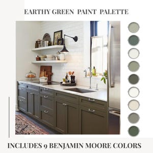 Peut inclure: Earthy Green Paint Palette comprend 9 couleurs Benjamin Moore pr&eacute;sent&eacute;es sous forme d'&eacute;chantillons circulaires &agrave; c&ocirc;t&eacute; d'une cuisine avec des placards vert fonc&eacute;, une cr&eacute;dence en carrelage blanc, des plans de travail blancs et des &eacute;tag&egrave;res.