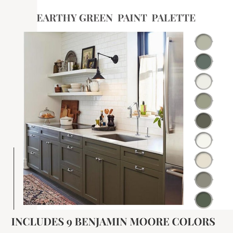 Peut inclure: Earthy Green Paint Palette comprend 9 couleurs Benjamin Moore pr&eacute;sent&eacute;es sous forme d'&eacute;chantillons circulaires &agrave; c&ocirc;t&eacute; d'une cuisine avec des placards vert fonc&eacute;, une cr&eacute;dence en carrelage blanc, des plans de travail blancs et des &eacute;tag&egrave;res.