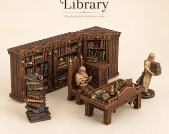 Pode incluir: Uma cena de biblioteca em miniatura pintada à mão com estantes de madeira castanha cheias de livros, uma secretária, uma cadeira, uma pilha alta de livros e duas figuras idosas com túnicas bege. Uma figura lê sentada, a outra transporta livros.