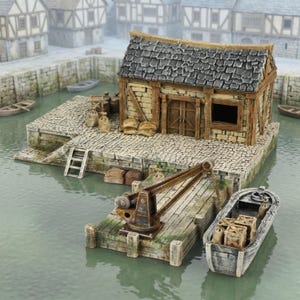 Puede incluir: Diorama en miniatura de una escena portuaria medieval. La escena incluye un edificio de piedra con tejado de tejas, un muelle de madera con una grúa y un pequeño barco. El agua es de un verde apagado y los edificios están desgastados.