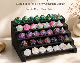 Pode incluir: Um expositor de dados preto de 5 níveis com o texto 5-Tier Dice Display Rack, More Space for a Better Collection Display e Organize More Display Better. O suporte contém numerosos dados poliédricos multicoloridos em cada nível.