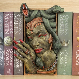 Medusa Book Nook, Tabletop Fantasy Role-Playing Props, Unique Sculptural Bookshelf Decorations For Book Lovers, Halloween And Horror Fans image 4