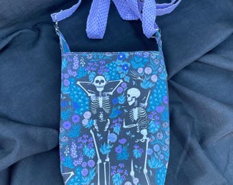 Mini relaxing in the garden cross body bag with adjustable strap