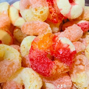 Freeze dried peach rings