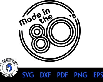 以下が含まれることがあります： 「Made in the '80s」というテキストが入った白黒のグラフィックデザイン。グラフィックは、同心円を持つスタイリッシュな数字80を特徴としています。