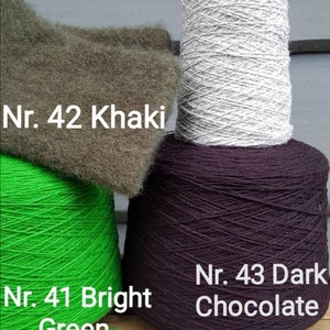 Puede incluir: Cuatro madejas de hilo en diferentes colores: natural claro, caqui, verde brillante y chocolate oscuro. El hilo est&aacute; etiquetado con los n&uacute;meros 40, 42, 41 y 43.