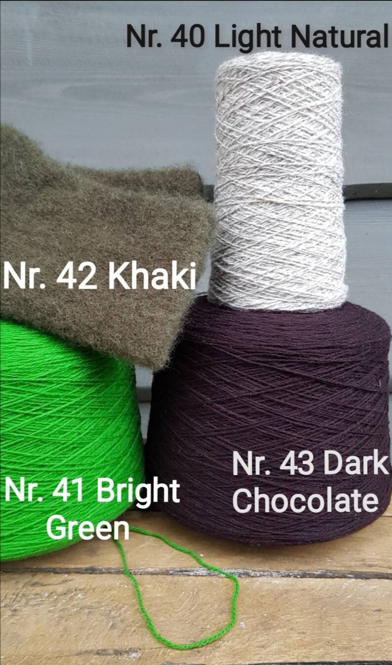 Puede incluir: Cuatro madejas de hilo en diferentes colores: natural claro, caqui, verde brillante y chocolate oscuro. El hilo est&aacute; etiquetado con los n&uacute;meros 40, 42, 41 y 43.