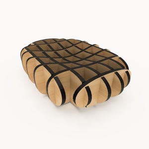 Könnte beinhalten: Ein einzigartiger, moderner Couchtisch mit einem gewebten Design. Der Tisch ist aus hellfarbenem Holz mit schwarzen Akzenten gefertigt. Das Design weist ein gitterartiges Muster auf der Oberseite und geschwungene Seiten auf, wodurch ein optisch interessantes Möbelstück entsteht.