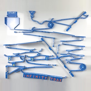 Pode incluir: Um conjunto de pista de mármore azul e branco com uma linha de partida e chegada. As peças da pista são numeradas de 1 a 4. O conjunto inclui uma variedade de peças de pista, incluindo curvas, peças retas e rampas. O conjunto também inclui um pequeno funil azul e branco e uma roda azul e branca. O conjunto é chamado de "INFINITY TRAX".