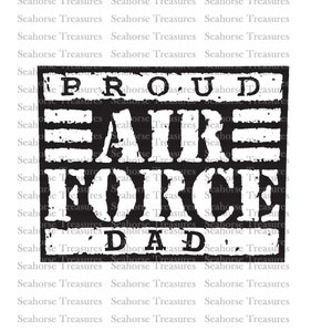 Może przedstawiać: Czarno-biały projekt graficzny z tekstem "Proud Air Force Dad" w stylu vintage.