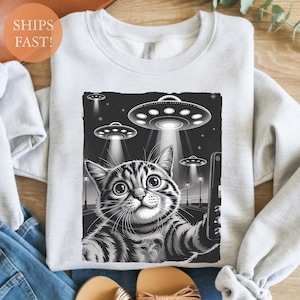 UFO Cat Selfie Shirt – Funny Alien Cat Tee – Sci-Fi Space Kitty T-Shirt – Tabby Cat Taking Selfie With UFOs