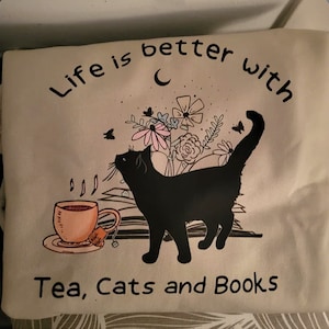 Das Leben ist besser mit Tee Katzen und Bücher Shirt - sarkastische Katzen Sprüche Shirts - Blumenbuch Sweatshirt - Tee-Liebhaber-Shirt - süßer Katzenpullover