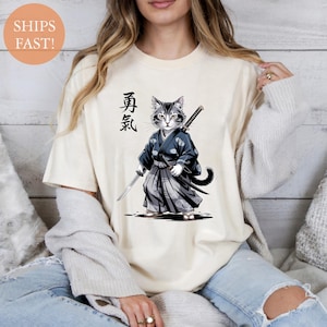 Samurai Cat Shirt – Japanese Warrior Cat Graphic Tee – Bushido Style Cat Art Shirt – Katana Cat Shirt Gift for Cat Lovers & Anime Fans