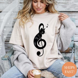 Music Cat Shirt – Treble Clef Cat Graphic Tee for Musicians and Cat Lovers – Unique Black Cat Musical Note Shirt, Gift for Music Fans