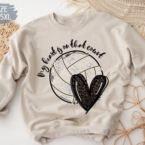 Camiseta de voleibol con estampado de leopardo &quot;Mi corazón está en esa cancha&quot; - Sudadera de voleibol - Camisetas divertidas de voleibol - Camiseta de mamá de voleibol - Camiseta deportiva