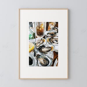 Op de afbeelding: Een aquarel schilderij van een stilleven met een glas amberkleurige vloeistof, een citroenwig en een bord oesters. De oesters zijn in een cirkelvormige opstelling gerangschikt, sommige open en sommige gesloten. Het schilderij is gemaakt in een realistische stijl, met de nadruk op de texturen en kleuren van het voedsel.