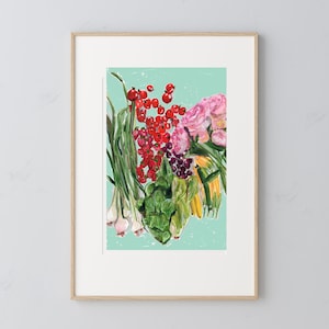 K&ouml;nnte beinhalten: Ein Stillleben-Gem&auml;lde mit einer Auswahl an frischem Obst und Gem&uuml;se, darunter gr&uuml;ne Zwiebeln, rote Tomaten und gr&uuml;nes Blattgem&uuml;se. Das Obst und Gem&uuml;se ist in einer Vase mit rosa und wei&szlig;en Blumen angeordnet. Der Hintergrund ist hellblau.