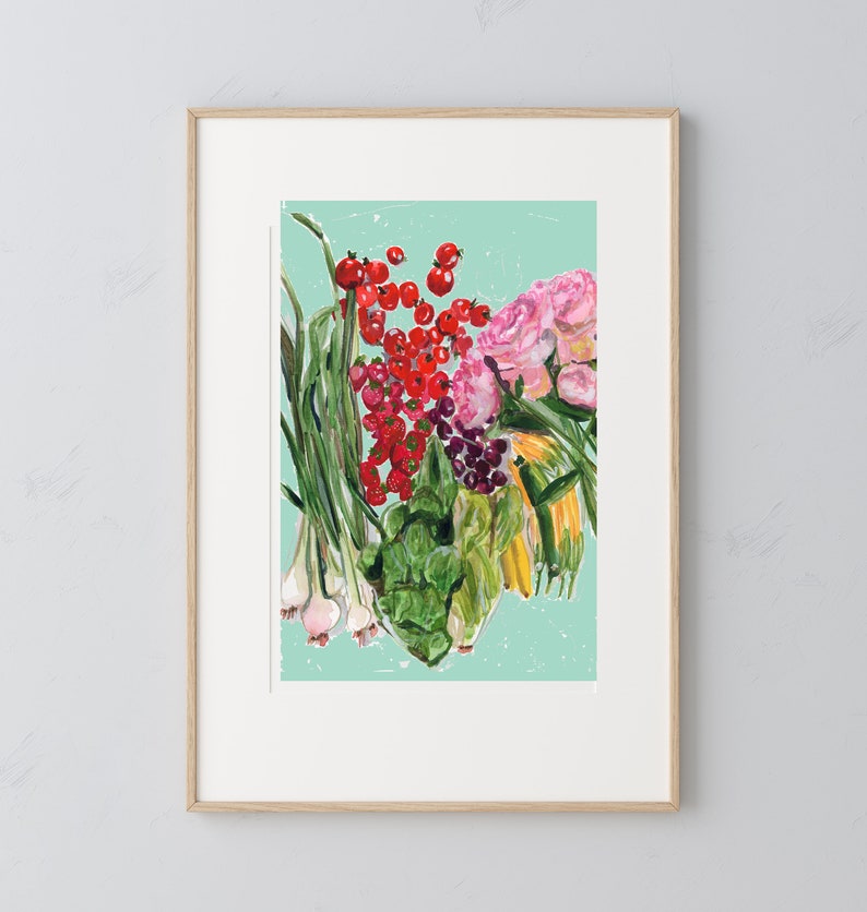 K&ouml;nnte beinhalten: Ein Stillleben-Gem&auml;lde mit einer Auswahl an frischem Obst und Gem&uuml;se, darunter gr&uuml;ne Zwiebeln, rote Tomaten und gr&uuml;nes Blattgem&uuml;se. Das Obst und Gem&uuml;se ist in einer Vase mit rosa und wei&szlig;en Blumen angeordnet. Der Hintergrund ist hellblau.